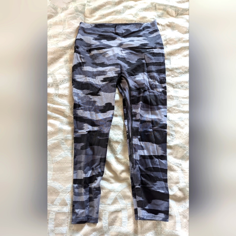 K-DEER Capri Length Black/Gray Camo Leggings, Size L